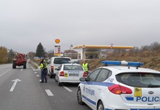 Камионът се е преобърнал по таван в канавката двама души