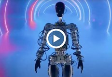 Ранната версия на робота се появи предпазливо на сцената в