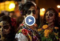 Празнуващи се събраха на един от главните булеварди на Мексико