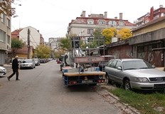 Целият тротоар на улица Шести септември е зает от коли