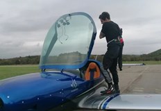 Николай Калайджиев направи 40 обиколкиБългарският пилот Николай Калайджиев подобри световния