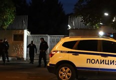 Протестиращите разляха червена боя символизираща пролятата кръвДесетки граждани се събраха