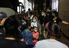 Хиляди латиноамерикански мигранти се изсипват в мегаполиса да търсят убежищеКметът на Ню