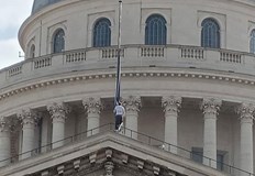 Протестната акция на 24 годишния активист Саша бе заснета от камераЕкоактивист