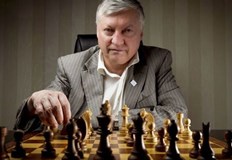 Има две версии славният руският гросмайстор е паднал или