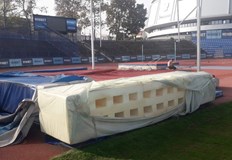 Неизвестните са откраднали и платнището за скок височинаС неприятни новини бяха