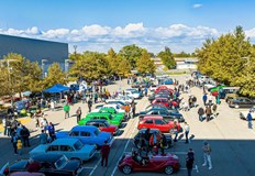 Близо 100 ретро автомобила и мотоциклета превзеха паркинга на Mall Rousse Първият Русенски ретро събор