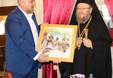Митрополит Наум получи от областния управител Анатоли Станев специално изработена
