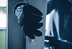 Служители на Първо РУ разследват сигнал за кражба от павилион