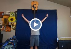 Дейвид Ръш държа инструмента в тази поза в продължение на 1