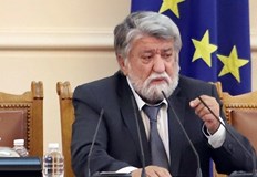 Безсилието на Народното събрание даде възможност демократичните промени да бъдат