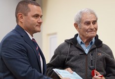Кметът на града награди със златна значка бившия директор на