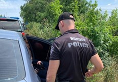 Задържаните са помогнали на петима афганистански граждани да преминат незаконно