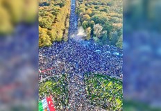 Шествието тръгна от Колоната на победата в БерлинДесетки хиляди хора