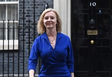 83 от анкетираните са на мнение че тя се справя