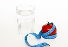 Умереното количество течност помага за разграждането на храната и подобрява