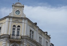 Една градска забележителност която вместо 12 00 показва 9 00 часаЗащо часовникът