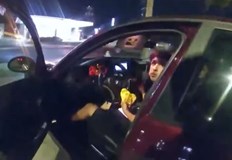 Запис от охранителната камера показва как полицаят рязко отваря вратата