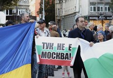 Протестиращите скандират Оставка и носят плакати с надписи Да Украйна