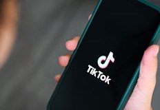Потребители залепят устите си докато спятНова опасна мода в TikTok