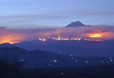 Гъсти облаци дим както и ветрове затрудняват работата на 320 те