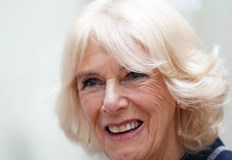 Принц Чарлз става крал приемайки името Чарлз III съпругата му