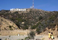 Надписът е висок 13 метра и се боядисва на всеки