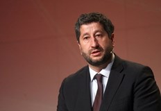 Ще изчакаме окончателните резултати да дойдат утре преди от Демократична