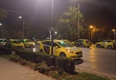 Негови колеги протестираха в София посред нощДесетки таксита блокираха Орлов