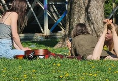 Температурни рекорди за днешния ден са отчетени в Хасково и