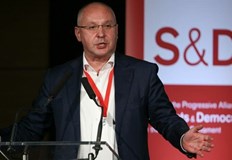 Той ще бъде наследен от бившият шведски премиер Стефан ЛьовенРокади