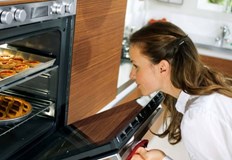 Тави тенджери скари и други прибори оставени във фурната са