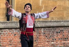 Танцьорите упражниха правото си на глас пременени в български народни