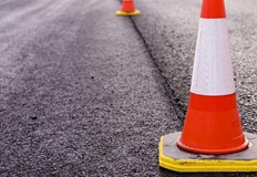 Трафикът се осъществява по първокласен път I 1 Е79Временно е ограничено движението