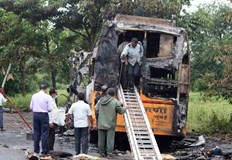 Автобусът се е запалил след сблъсък с камион и е