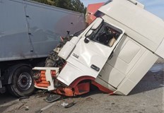 Камион се удари в аварирал ТИРСигналът за пътно транспортното произшествие което затвори
