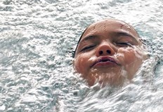 Теди влязла в басейна да си играе5 годишно момиченце от България