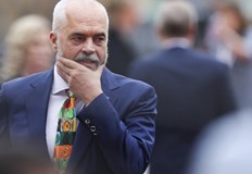 Прави впечатление че е пътувал със скъпи чартърни полети а