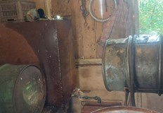 При проверката в обекта са намерени също нелегални цигари и