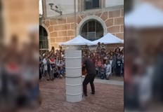 По време на експеримента контейнер с течен азот се е