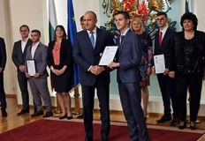 Гениалният младеж има победи в множеството ученически състезания по информационни