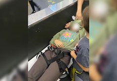 Децата се обезопасявали сами на стената за катерене без никакъв