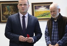 Повече от 30 години художникът е преподавател в Русенския университетКметът на Русе Пенчо Милков удостои