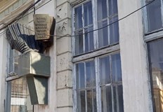 На площад Елиас Канети на стената на бившия Учителски дом