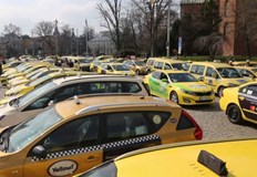 Таксиметровите шофьори протестират срещу тарифите и данъка за 2023 г Таксиметрови