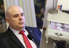 Не разпитвам политици защото говорят само политически глупости каза главният