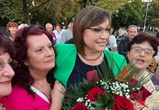 В тази много усмихната но и стопяваща се количествено идилия