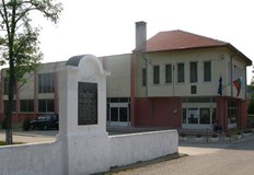 800 души имат право на глас но повечето са зад