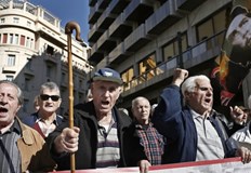 Протестиращите Ние сме на ръба на бедността и гладаСтотици пенсионери излязоха
