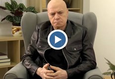 Поводът за това необичайно лично интервю били спекулациите в жълтите